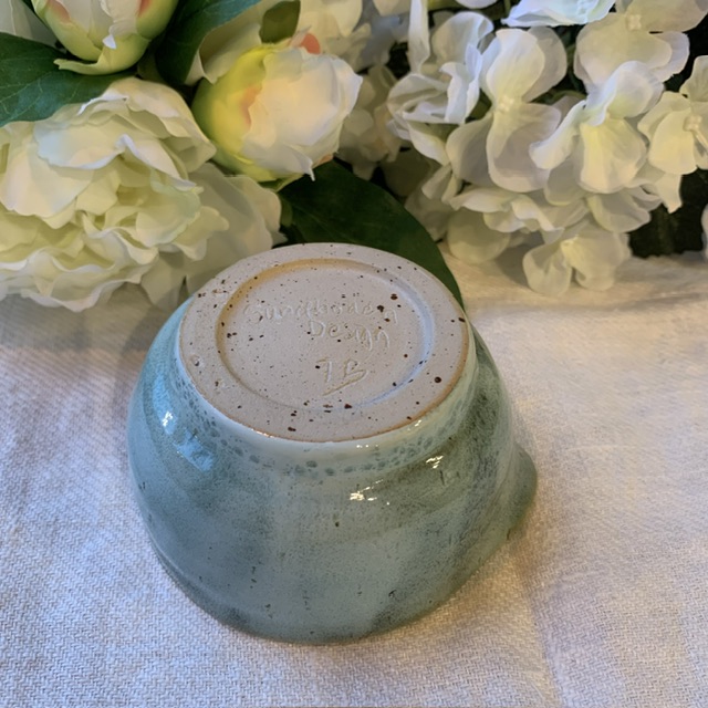 Handdrejad skål med pip 7,5cm ''Grön Chamotte'' Sundboden Design - Bild 5