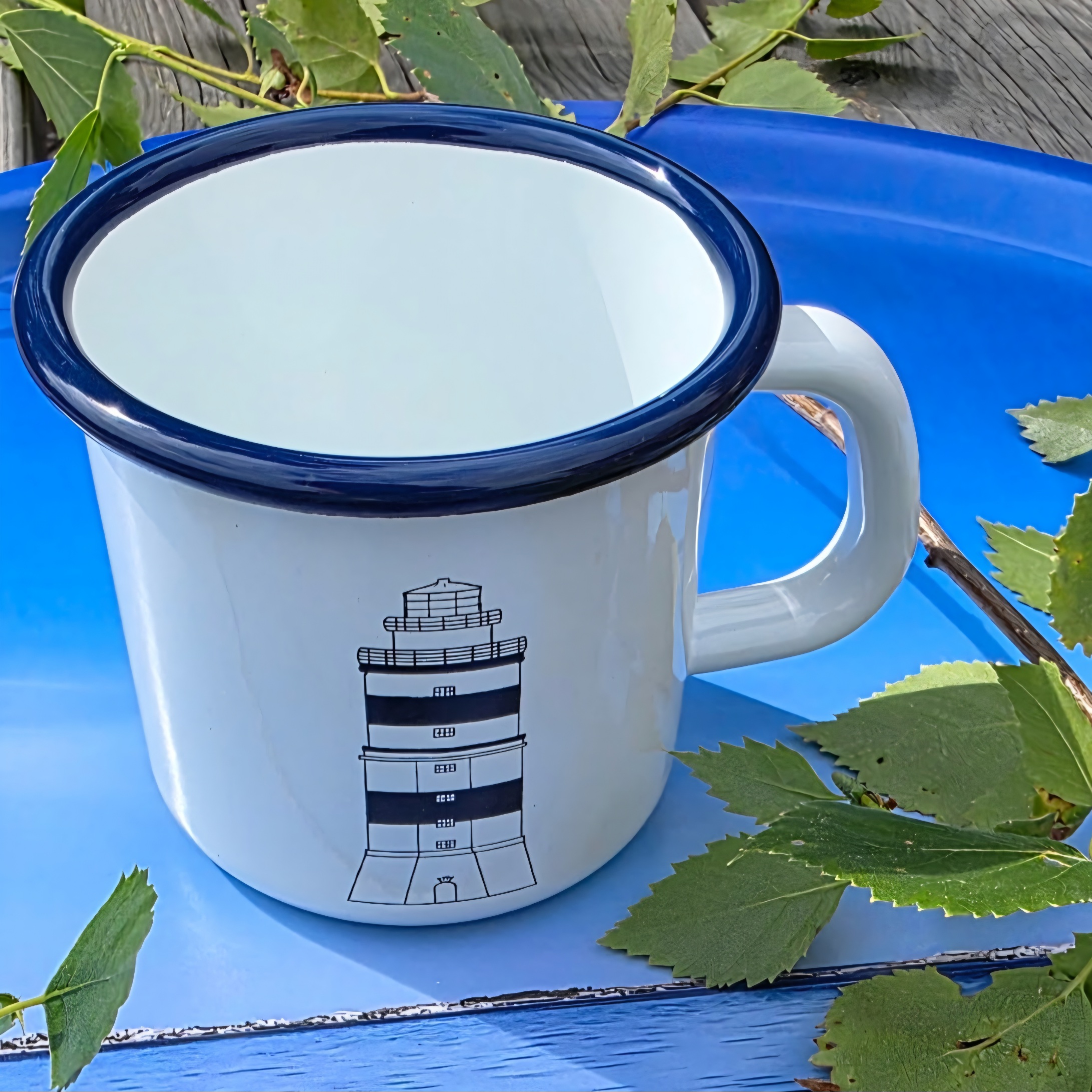 Emaljmugg från Kockums med Örskärsfyr Sundboden Design